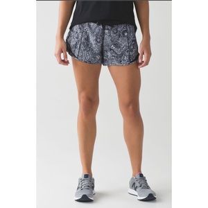 Lululemon Hotty Hot 2.5 shorts Antique Paisley 6